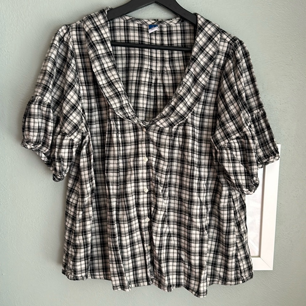 Old Navy plaid Peter Pan collar shirt, M tall, black & white plaid